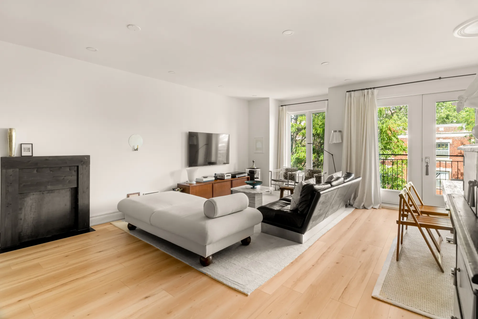 Living room with daybed and terrace doors at 2040 Décarie, apartment 302